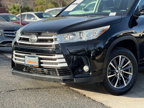 Used 2017 Toyota Highlander XLE image 3
