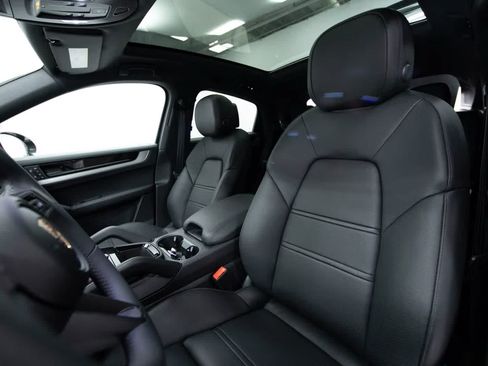 Certified 2025 Porsche Cayenne S AWD/4WD image 5