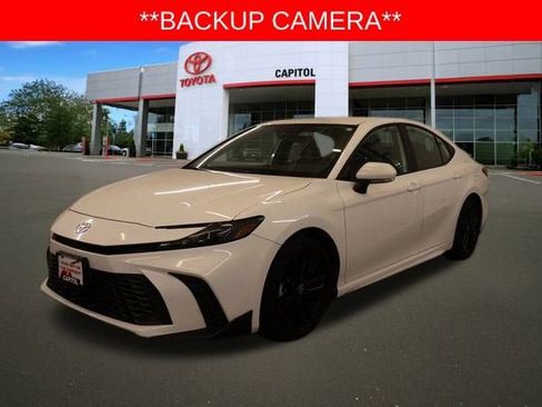 Used 2025 Toyota Camry SE image 8
