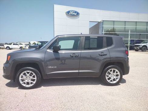 Used 2023 Jeep Renegade Latitude AWD/4WD image 2