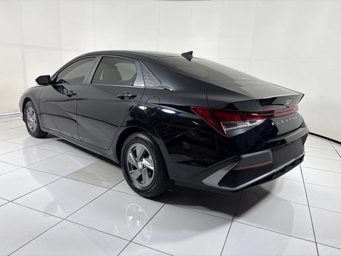 Used 2024 Hyundai Elantra SE FWD image 3