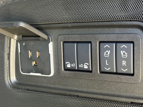 Certified 2025 Cadillac Escalade Premium Luxury Platinum image 10