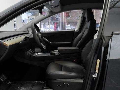 Used 2022 Tesla Model Y Long Range image 4