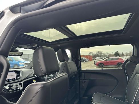 New 2026 Chrysler Pacifica Limited image 12
