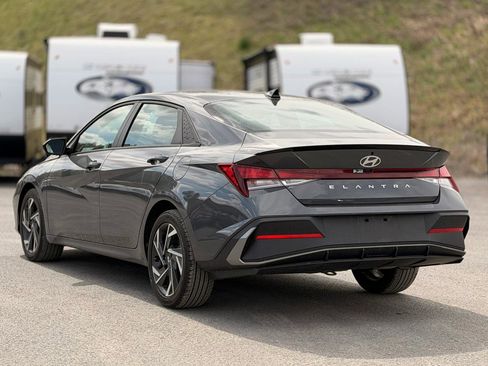 Used 2025 Hyundai Elantra Sport image 7