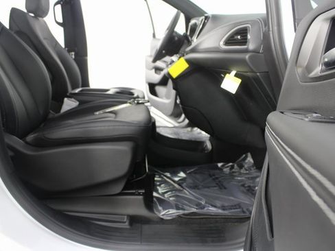 New 2026 Chrysler Pacifica Select image 23
