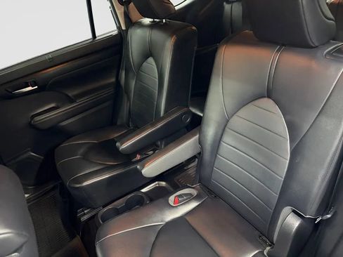 Used 2021 Toyota Highlander XLE AWD/4WD image 13