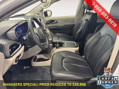 Used 2024 Chrysler Pacifica Select image 9
