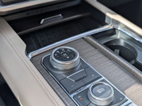 Used 2024 Ford Expedition Limited image 17