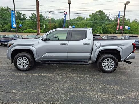 Used 2025 Toyota Tacoma SR5 AWD/4WD image 8