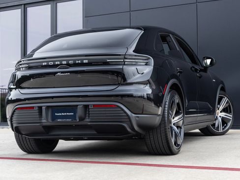 Certified 2025 Porsche Macan Electric RWD image 11