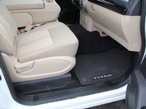 Used 2018 Nissan Titan SV image 36