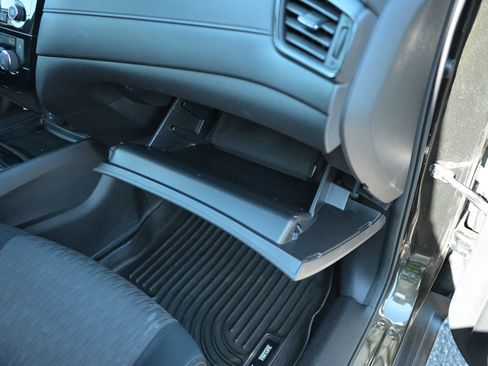 Used 2017 Nissan Rogue SV AWD/4WD image 47