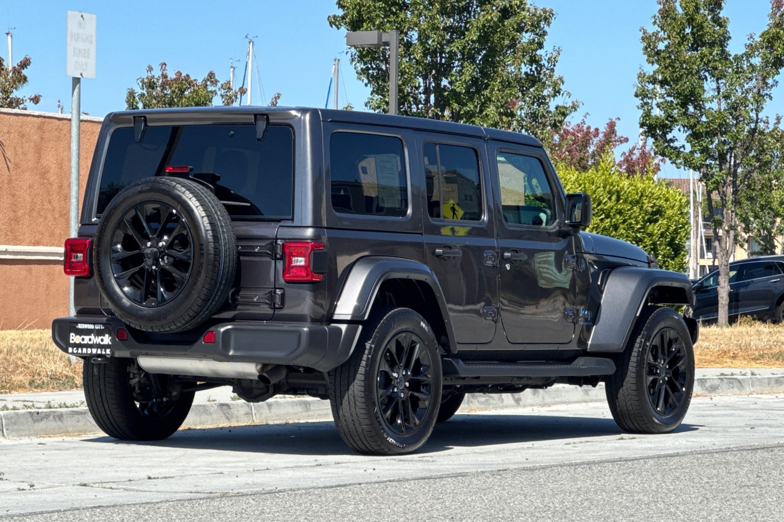 Used 2025 Jeep Wrangler Unlimited Sahara AWD/4WD image 4