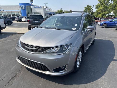 Used 2017 Chrysler Pacifica Touring-L FWD image 3