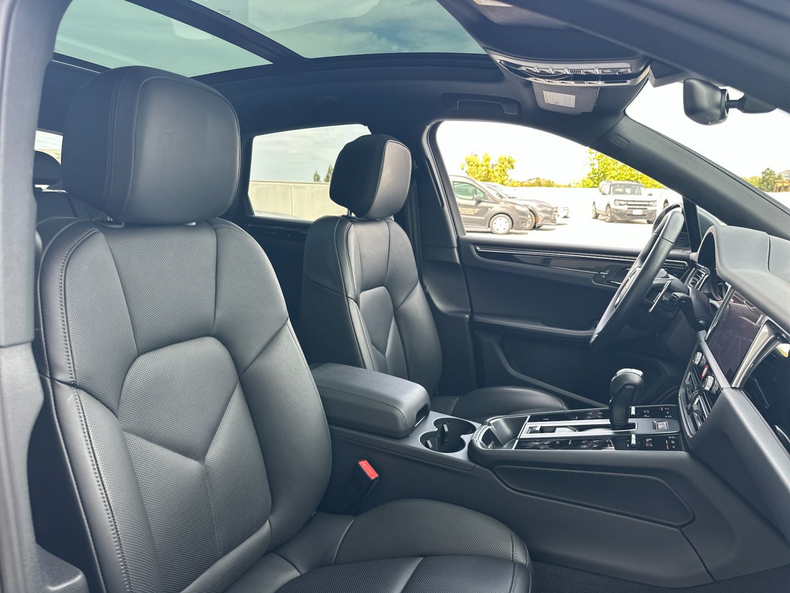 Certified 2026 Porsche Macan AWD/4WD image 22