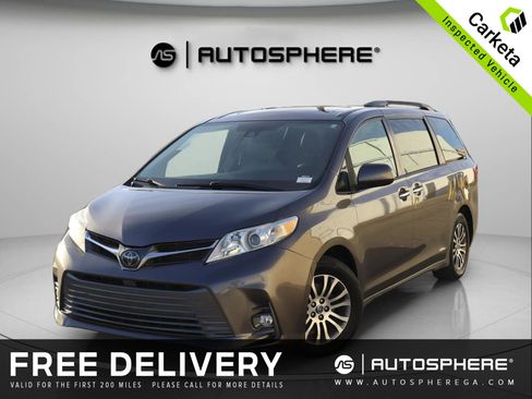 Used 2019 Toyota Sienna XLE image 1