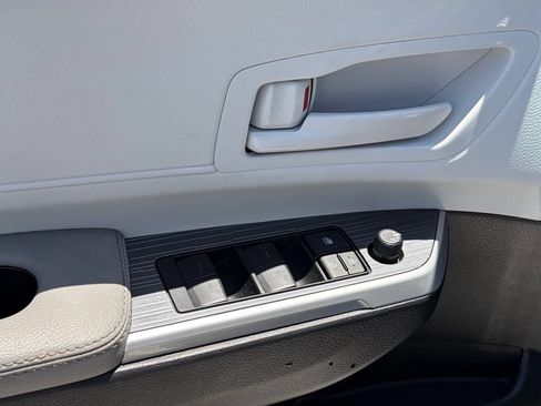 Used 2026 Toyota Sienna LE FWD image 5