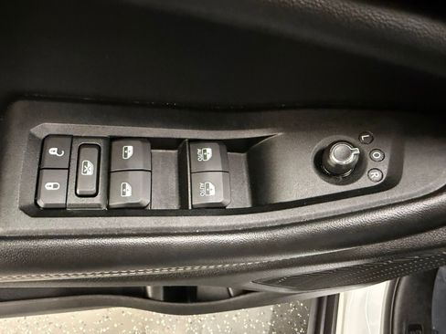 Used 2025 Jeep Grand Cherokee Altitude AWD/4WD image 10