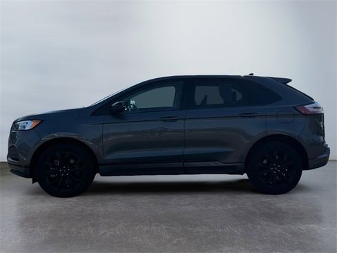 Used 2023 Ford Edge SE w/ Black Appearance Package image 2