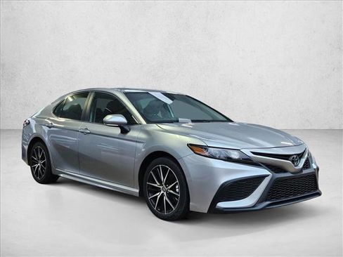 Used 2024 Toyota Camry SE image 3