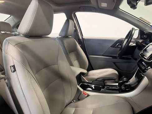 Used 2017 Honda Accord Touring image 10
