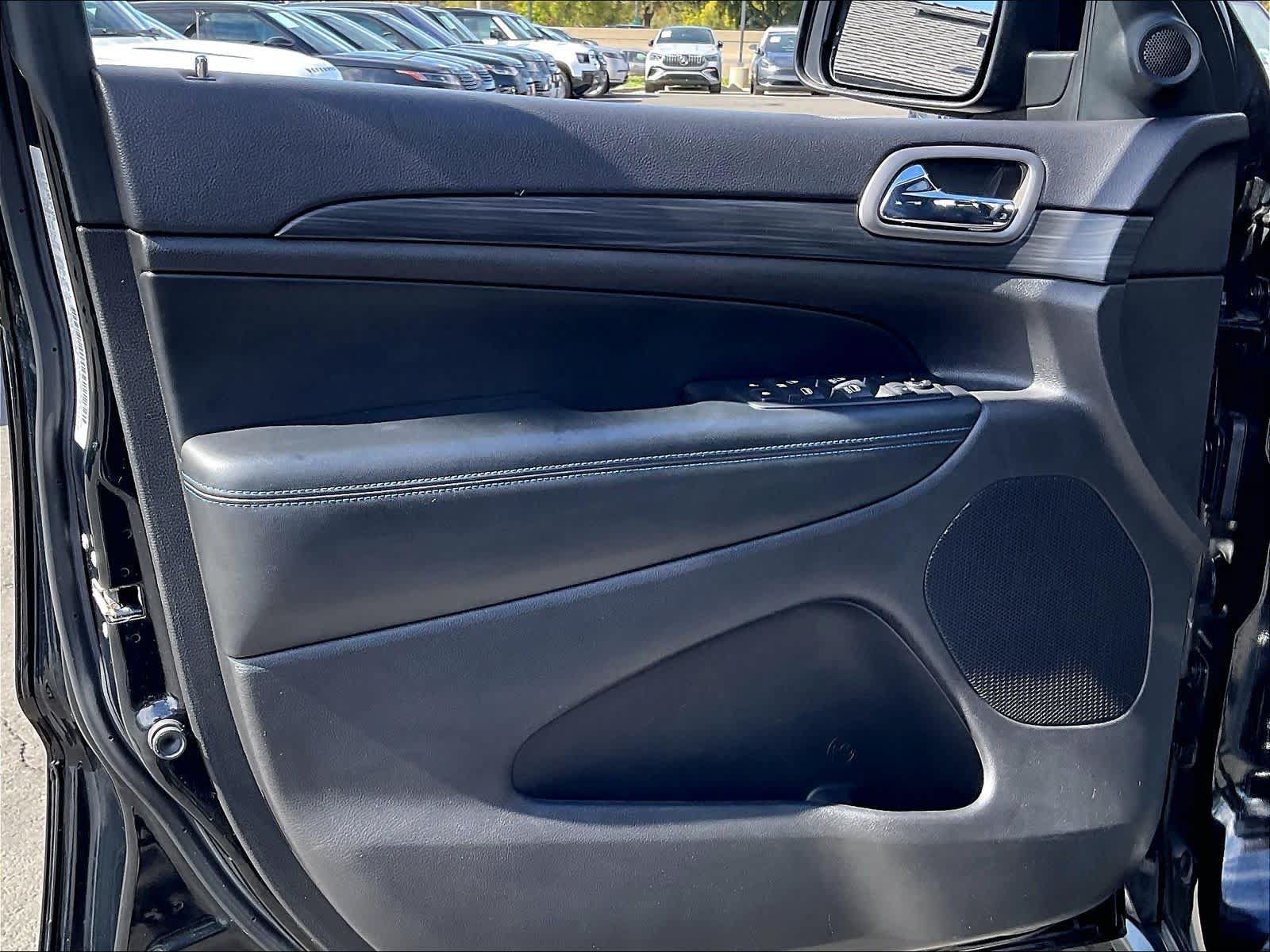 Used 2019 Jeep Grand Cherokee Laredo AWD/4WD image 26