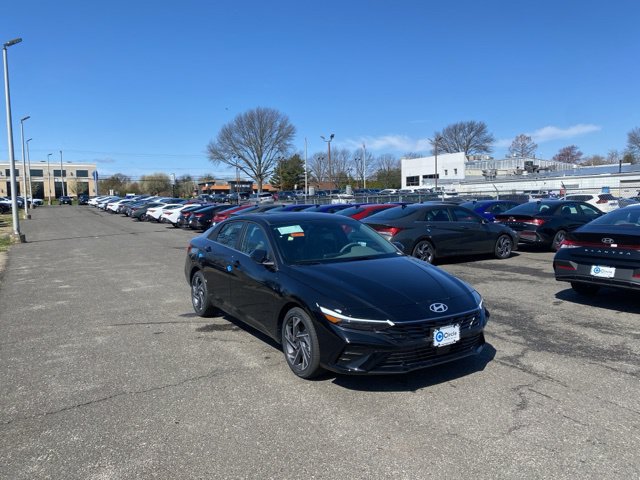 Used 2025 Hyundai Elantra SEL FWD image 1