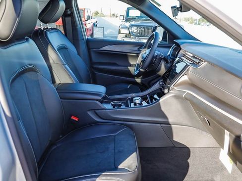 New 2025 Jeep Grand Cherokee Altitude image 18