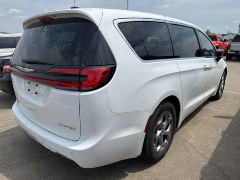 Used 2024 Chrysler Pacifica Limited FWD image 10