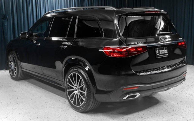 Certified 2026 Mercedes-Benz GLS 450 4MATIC image 4