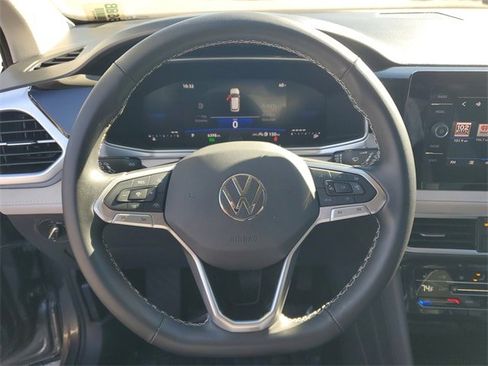 Certified 2025 Volkswagen Taos SE image 18