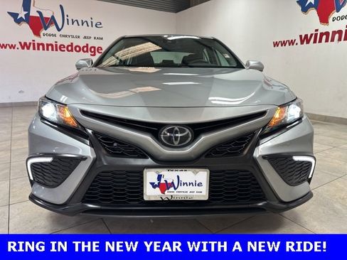 Used 2022 Toyota Camry SE image 3