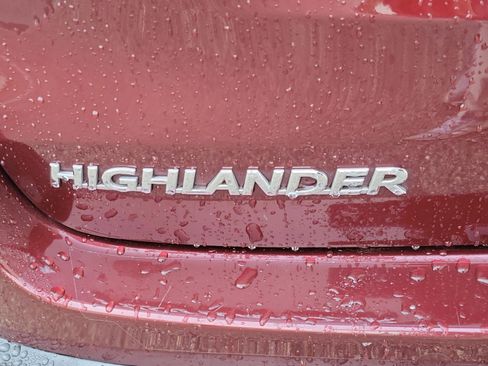 Used 2017 Toyota Highlander XLE image 16