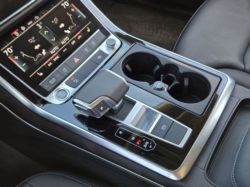 Used 2023 Audi Q8 Premium image 23