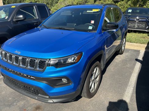 Used 2025 Jeep Compass Latitude AWD/4WD image 3