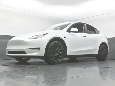 Used 2023 Tesla Model Y Long Range AWD/4WD image 47