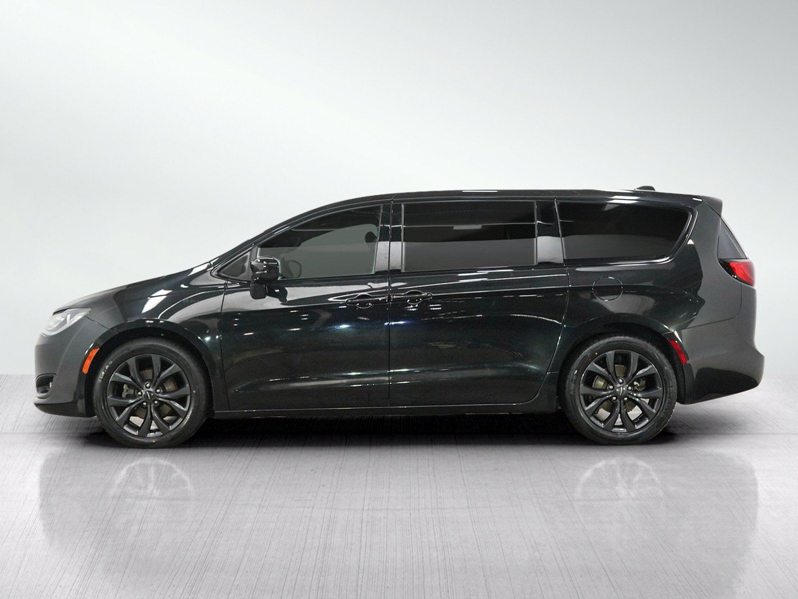 Used 2019 Chrysler Pacifica Touring Plus w/ S Appearance Package FWD image 2
