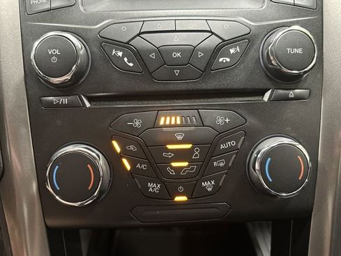 Used 2017 Ford Fusion SE w/ Equipment Group 601A FWD image 32