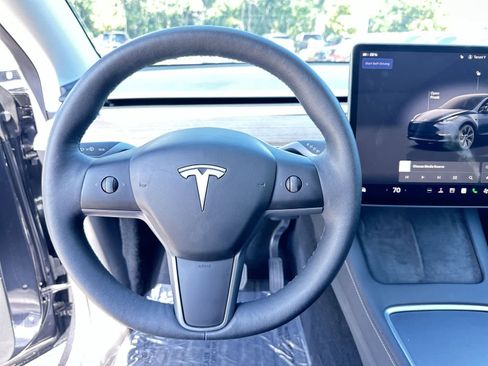 Used 2024 Tesla Model Y 2WD image 18