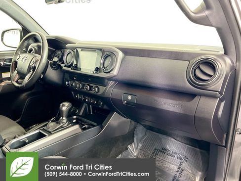 Used 2019 Toyota Tacoma TRD Off-Road w/ Technology Package AWD/4WD image 27