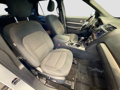Used 2018 Ford Explorer XLT w/ Equipment Group 201A AWD/4WD image 15