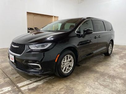 Used 2025 Chrysler Pacifica Select