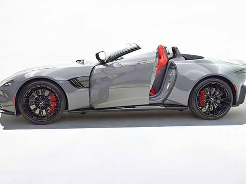 Used 2023 Aston Martin V8 Vantage Roadster image 4