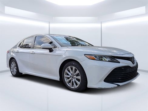 Used 2018 Toyota Camry LE image 1