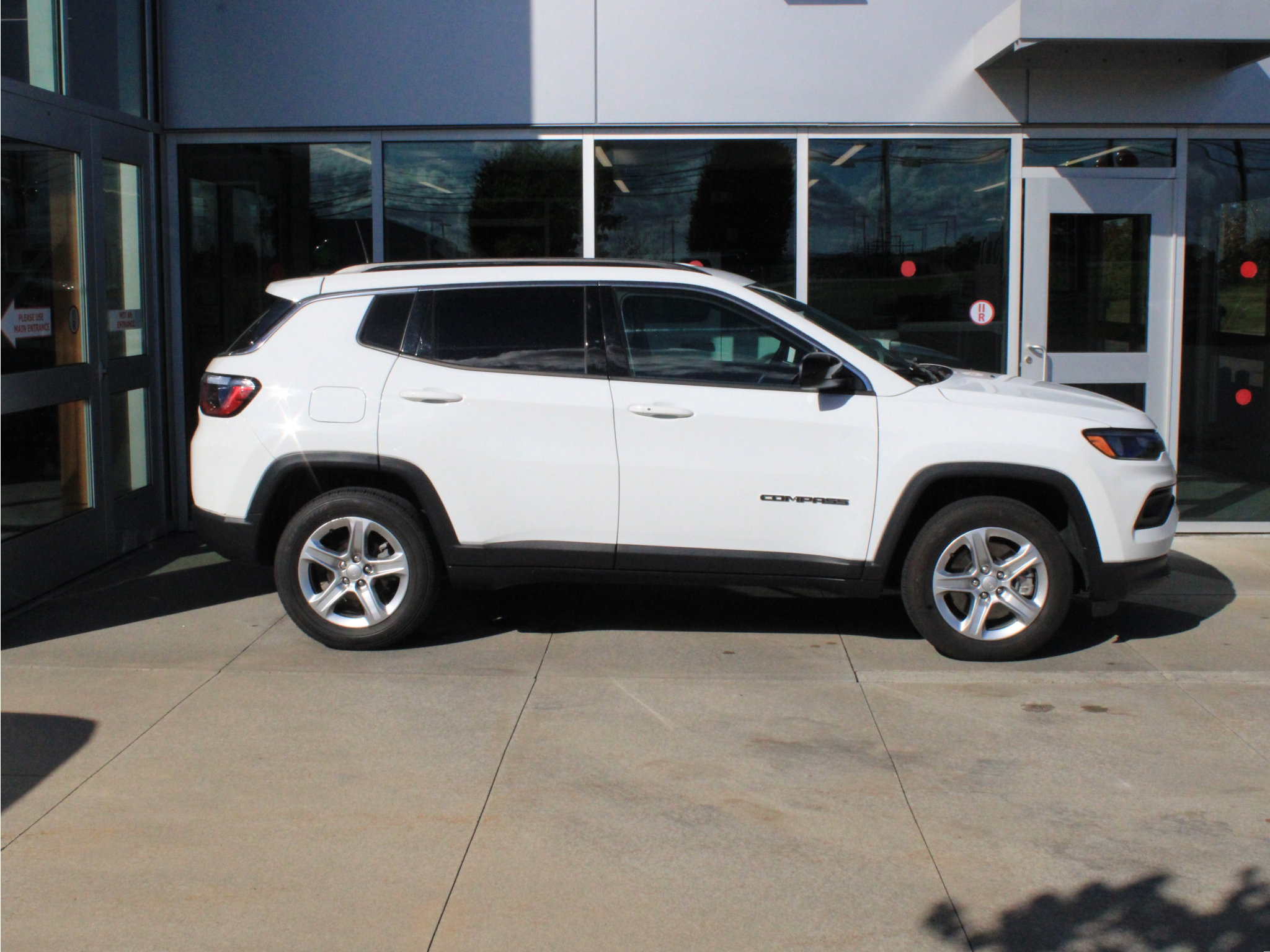 Used 2023 Jeep Compass Latitude w/ Convenience Group AWD/4WD image 4