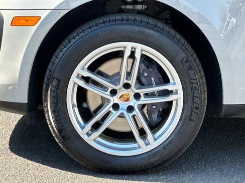 Certified 2025 Porsche Macan image 30