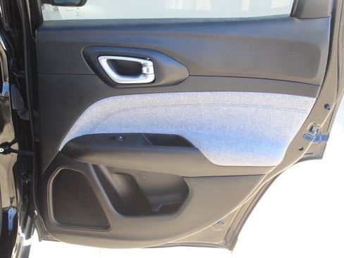 Used 2024 Jeep Compass Sport image 33