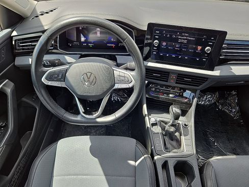 Used 2025 Volkswagen Jetta SE FWD image 16