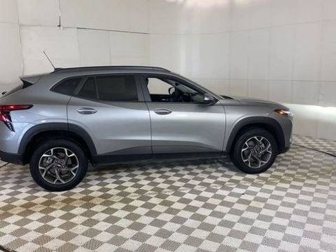 Used 2025 Chevrolet Trax LT FWD image 5